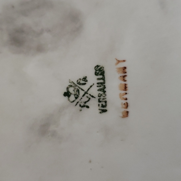 Porcelain Box With Lid - Picture 4 of 4